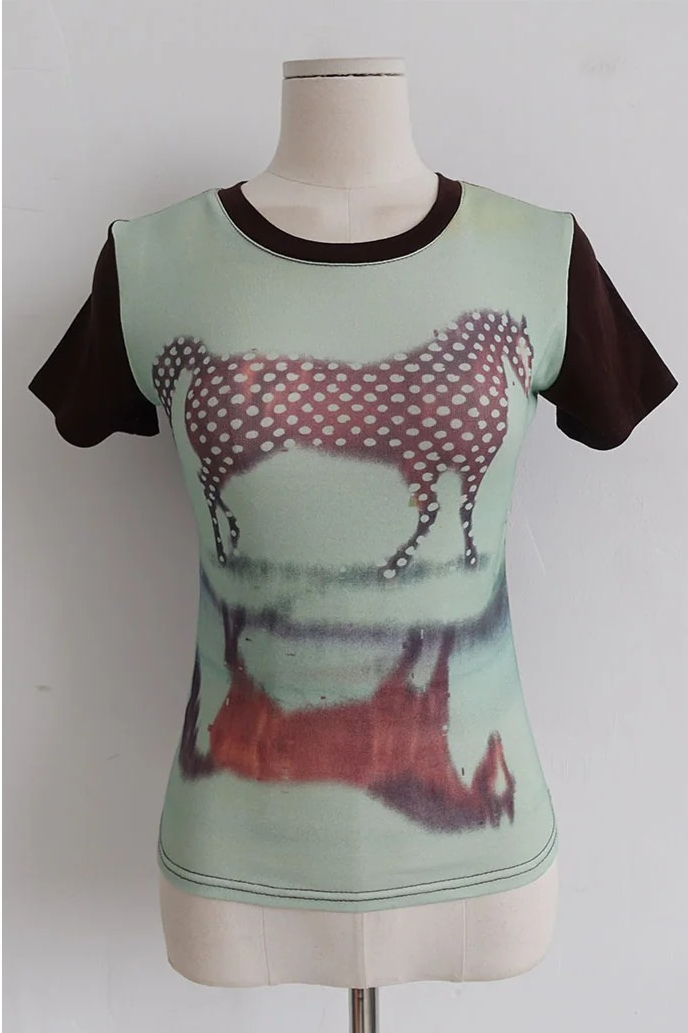 DOTTED HORSE GRAPHIC SLIM TEE