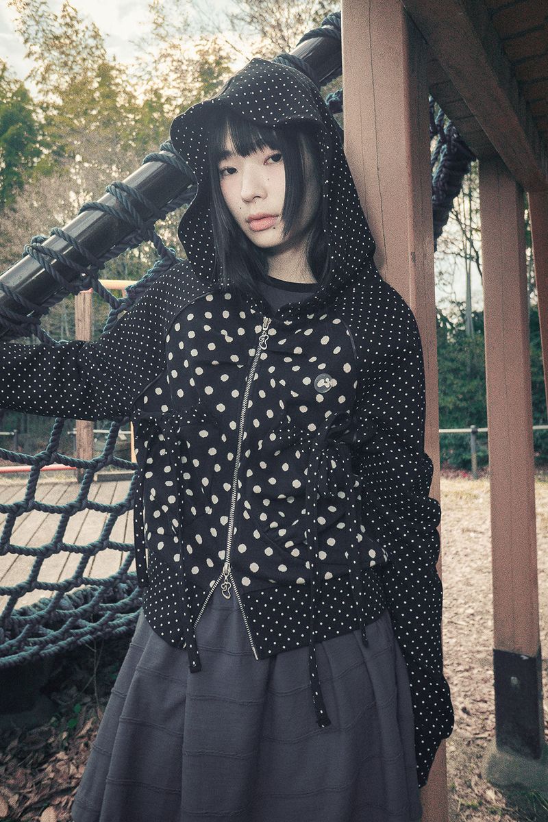 hug your skin（ハグユアースキン）の「Dot big pocket hoodie zip-up (Black)（Tops）」