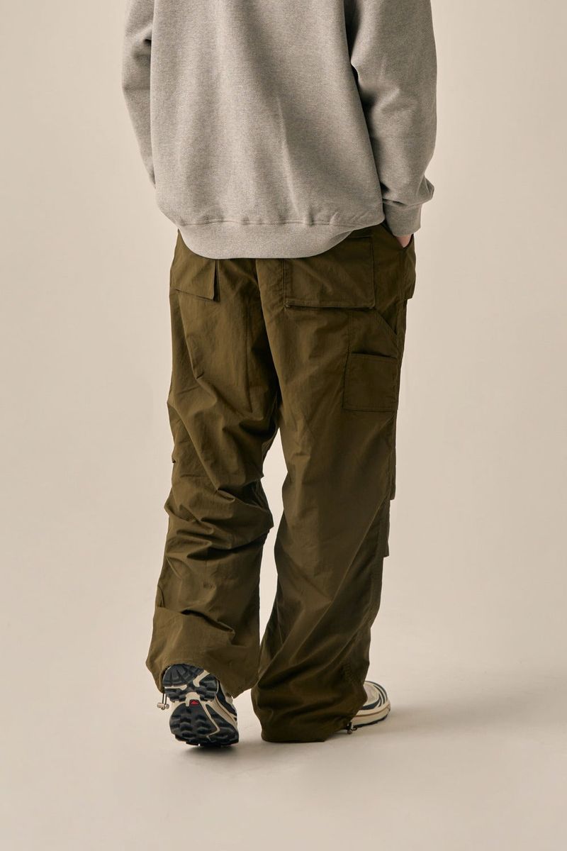 VOLUME POCKET PINTUCK PANTS - KHAKI