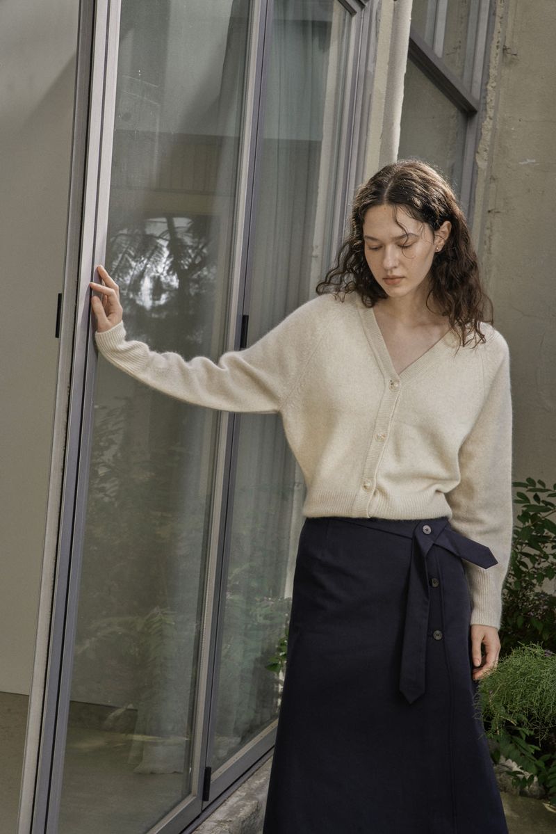 V BUTTON CARDIGAN_IVORY