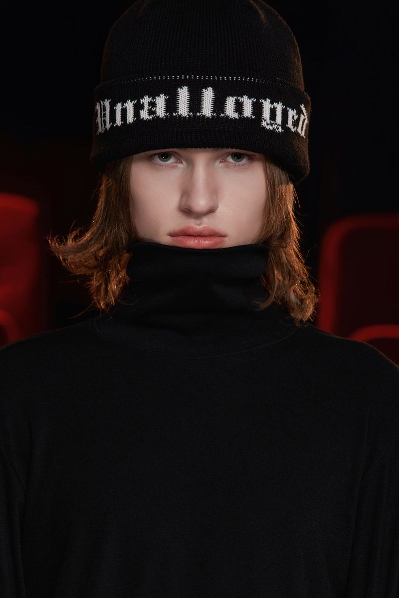 GOTHIC LOGO BEANIE / BLACK