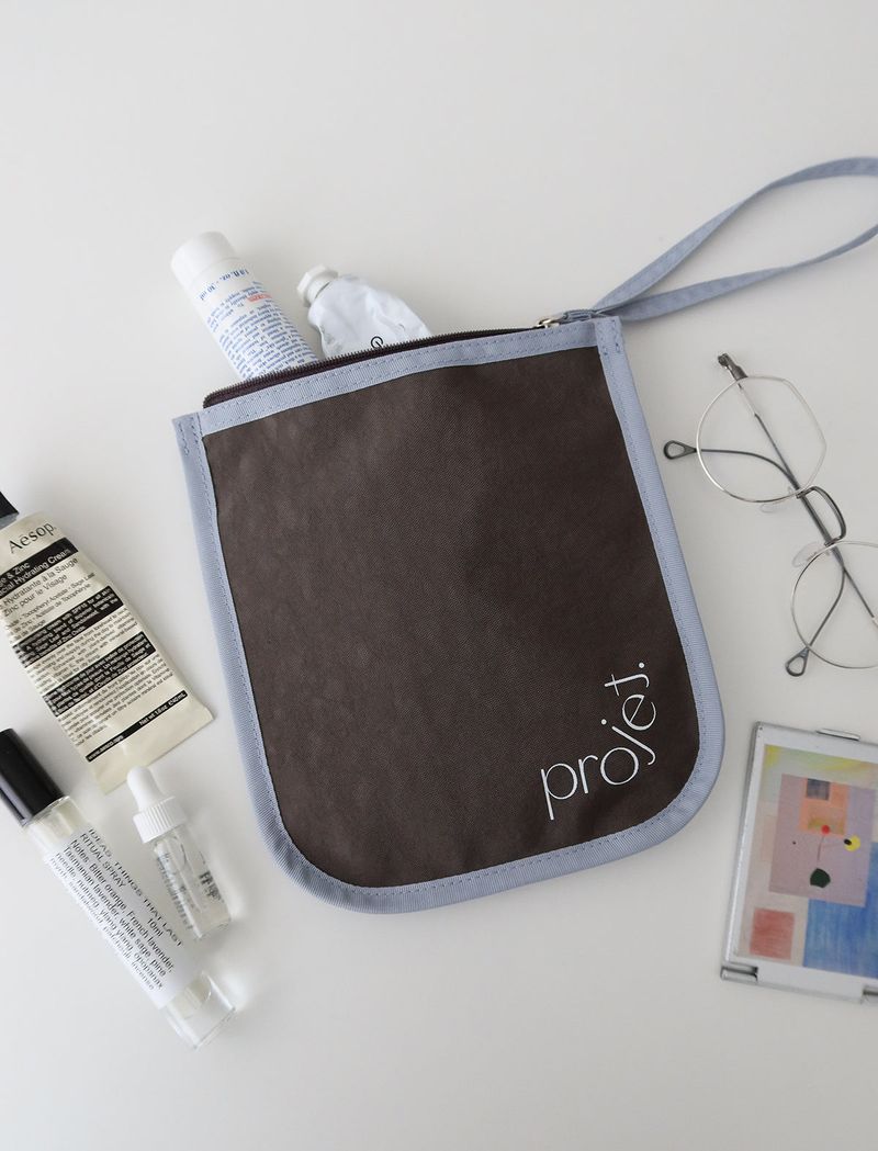 projet（プロジェ）の「rounding pouch (chocolate)（Smartphone Accessories）」