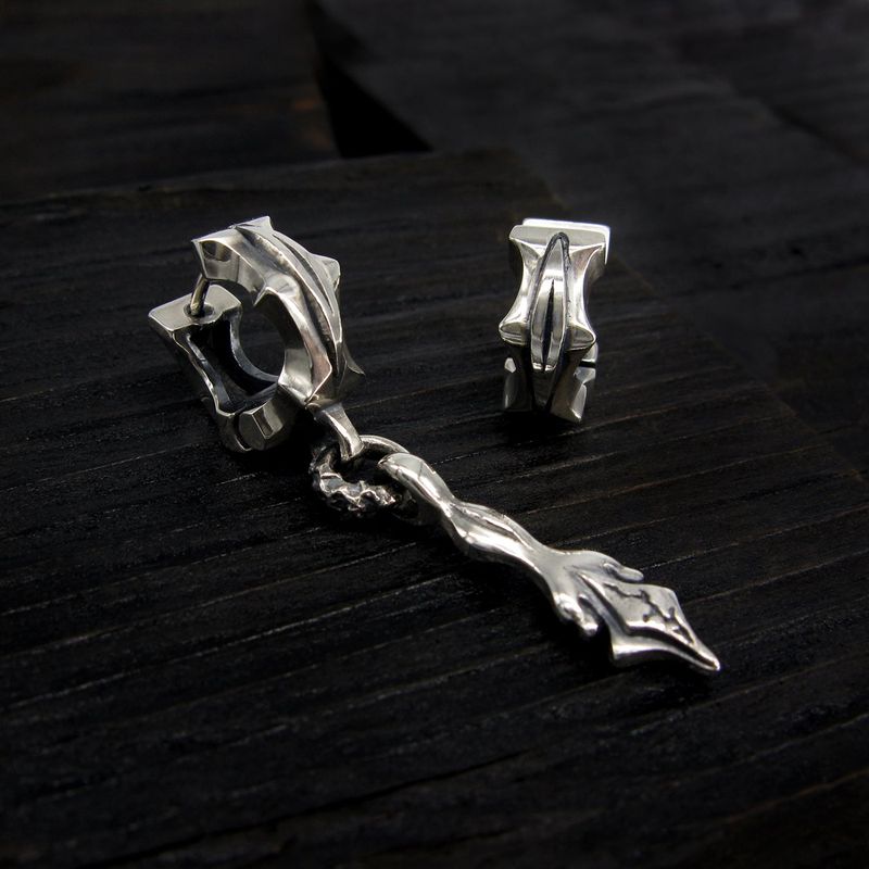 Sagitta-R1 silver hoop earring