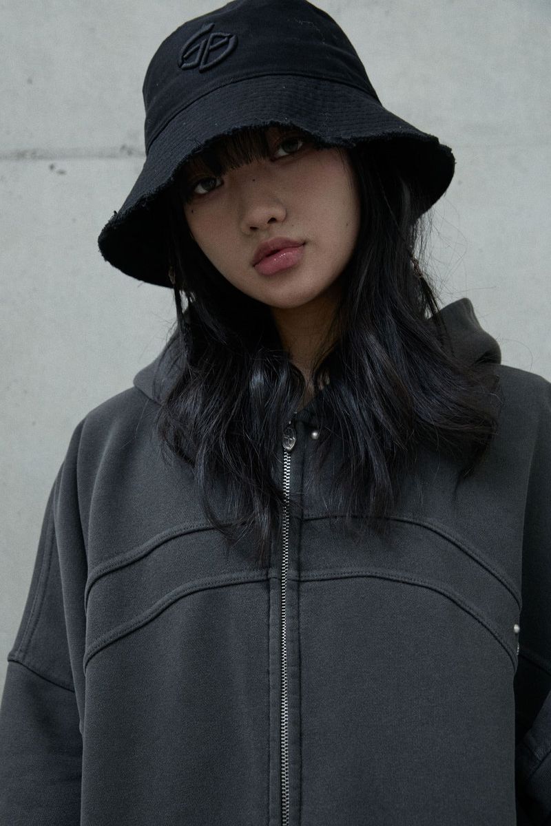 Crack point over bucket hat