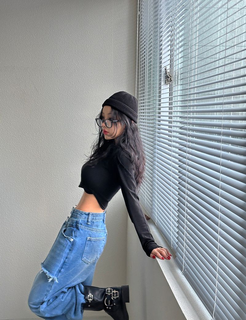 It's soft. A long-sleeved cropped shirt