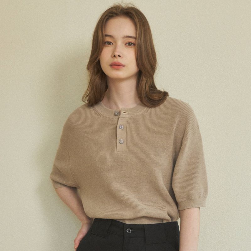 WEDNESDAYOASIS（ ウェンズデイオアシス）の「クールウォッシャブルヘンリーネックハーフニット_5Color（トップス）」