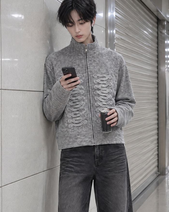 KIXI（キッシー）の「(UNISEX) ナポレオン ブレイド ニット ジップ アップ（トップス）」