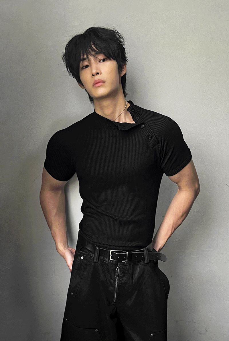 COSYHARU（コシハル）の「Side-button muscle-fit short-sleeve knit（Tops）」