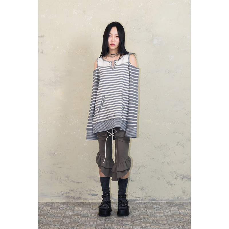 OVERLOCKED OFF-SHOULDER T-SHIRT: ST. GREY