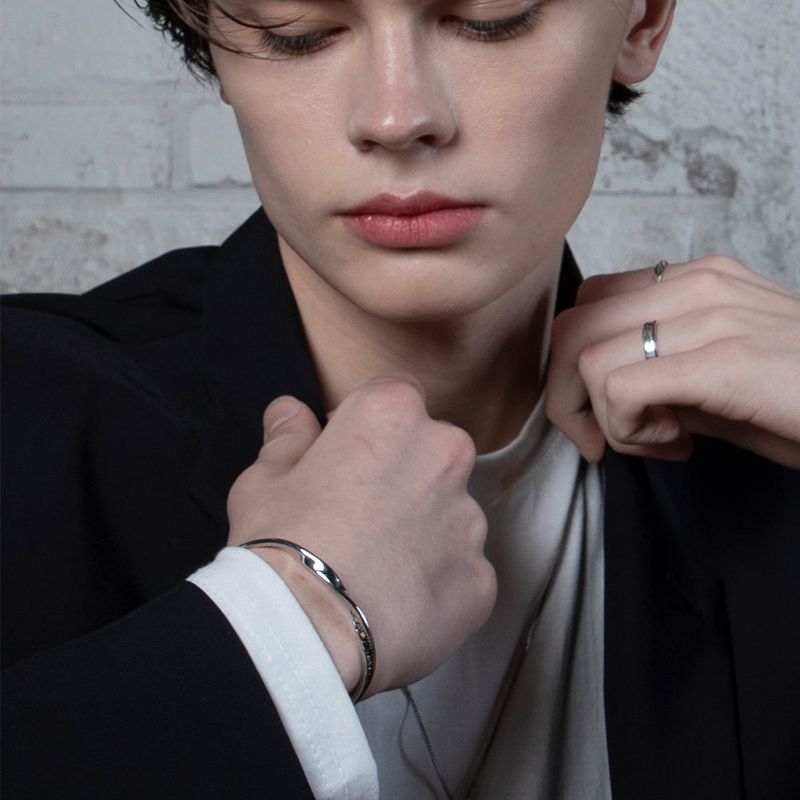 SHOVEOFF（ショーブオフ）の「SVB-195 Twist lettering bangle bracelet（Accessories）」