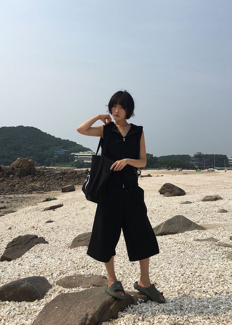 EYELET LINE HOOD VEST