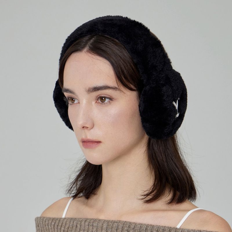 VARZAR(バザール)の「VA Curved Logo Fur Earmuff / Black(Fashion Accessories)」