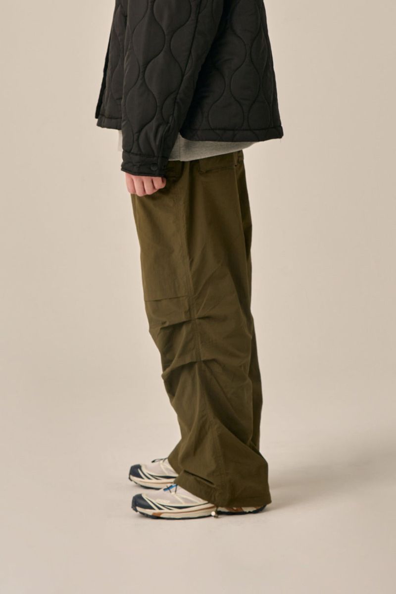 VOLUME POCKET PINTUCK PANTS - KHAKI