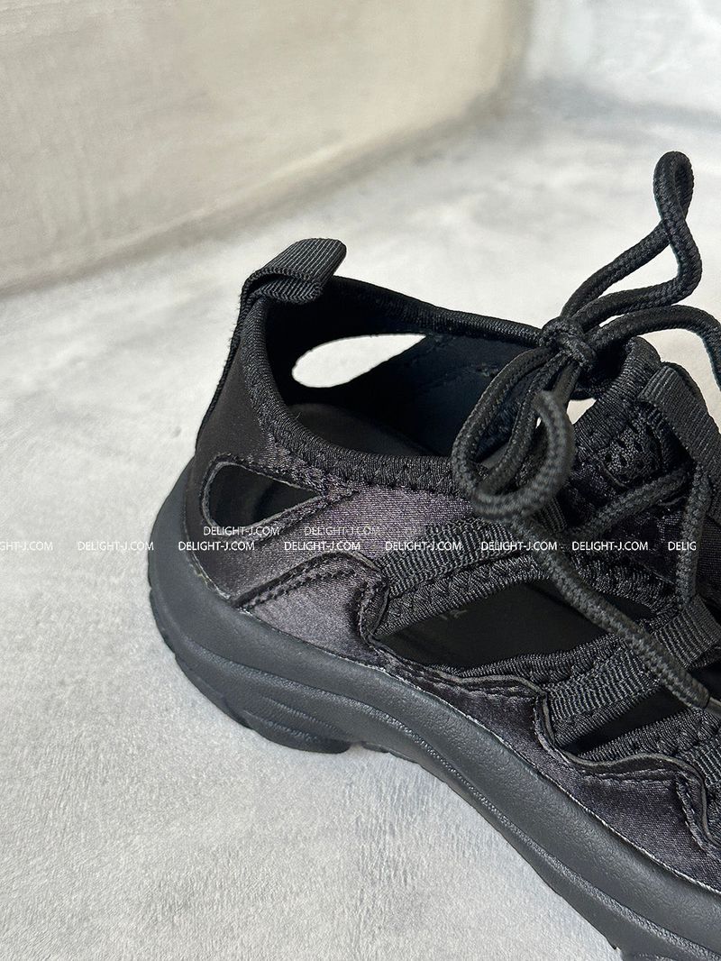 Go-core Slit Sandals Sneakers