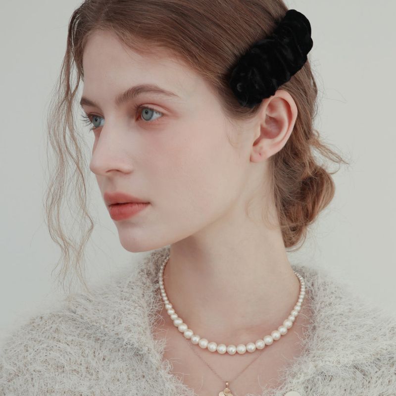The Fluffy Pearl Va Necklace