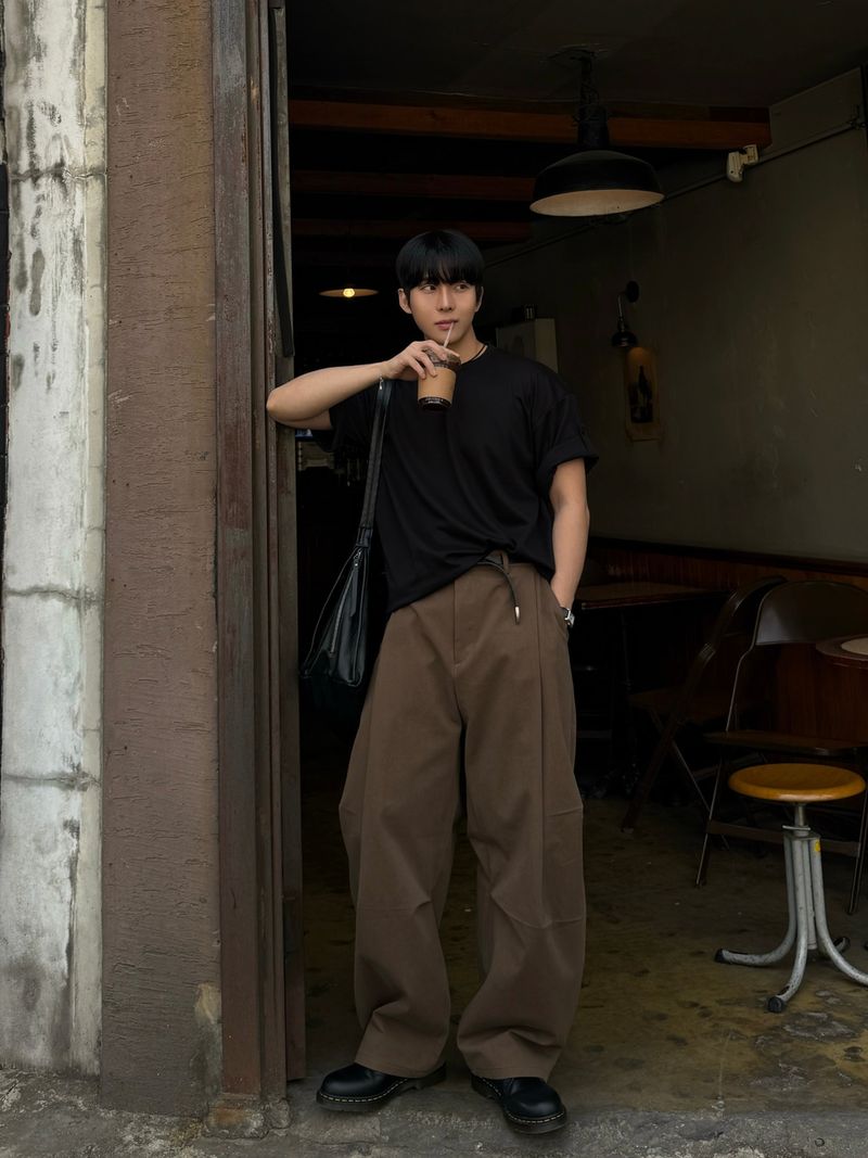 Unbalanced pintuck curved pants