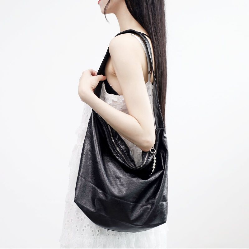 Flan Glossy Leather Hobabag