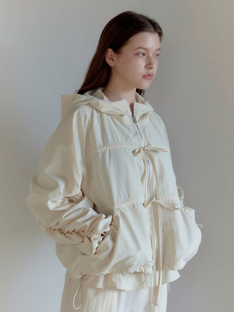 SHIRRING HOODIE WINDBREAKER / CREAM