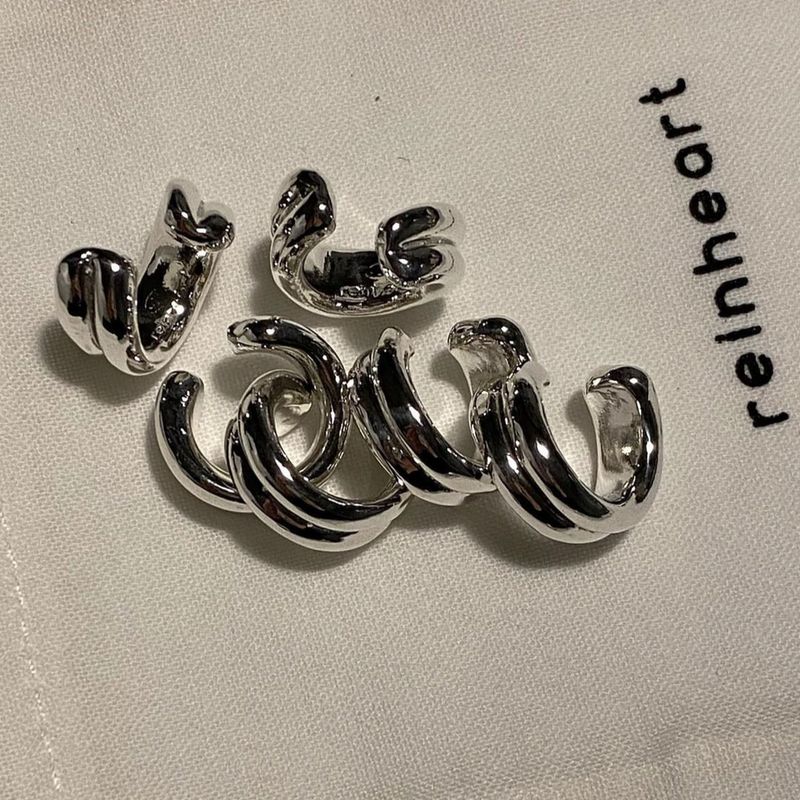 Hug earcuff