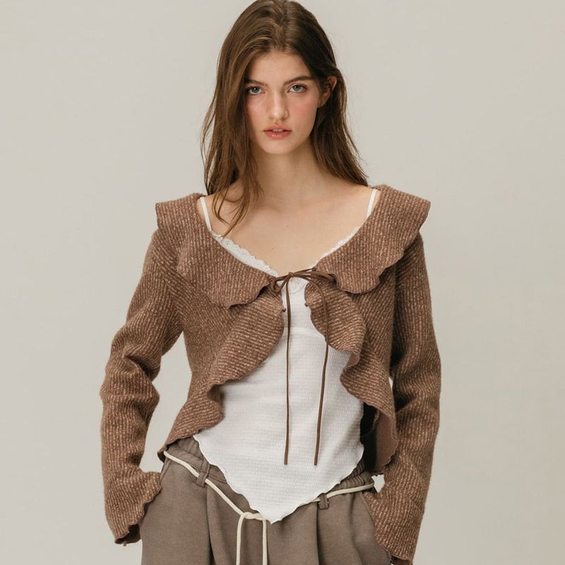 MOIFAIRE（モイフェア）の「FRILL STRAP CARDIGAN / BROWN（Tops）」