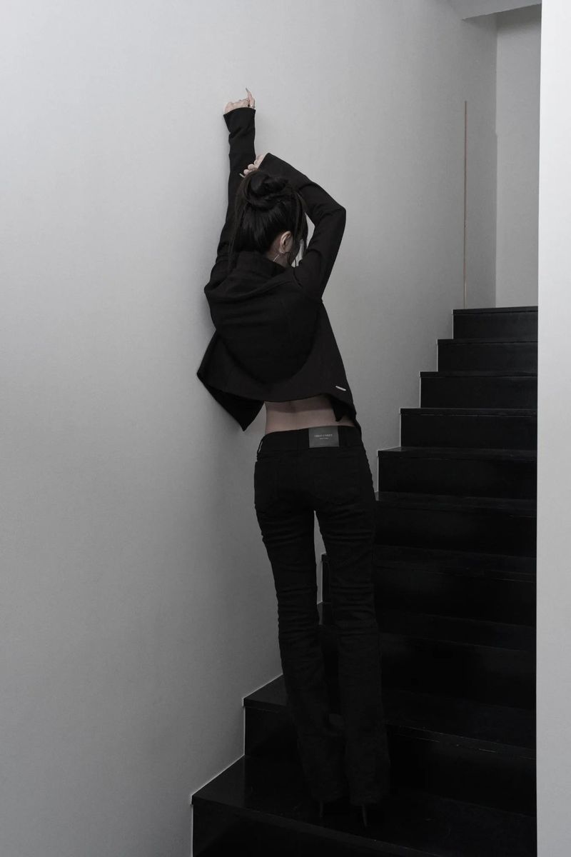 [label] antique emblem high-neck crop jacket (black)