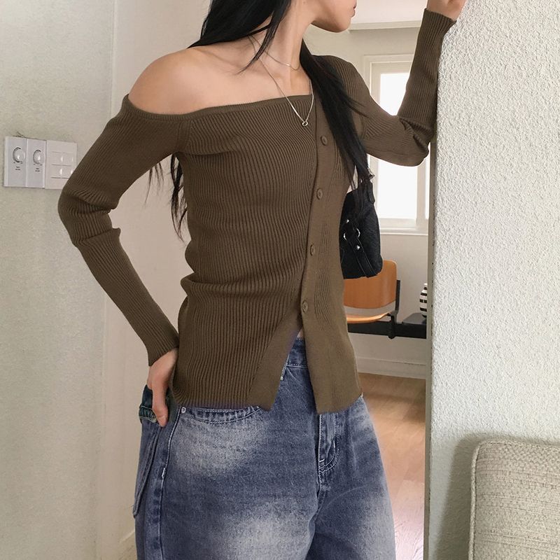 Medik one-shoulder slit button long-sleeved knit
