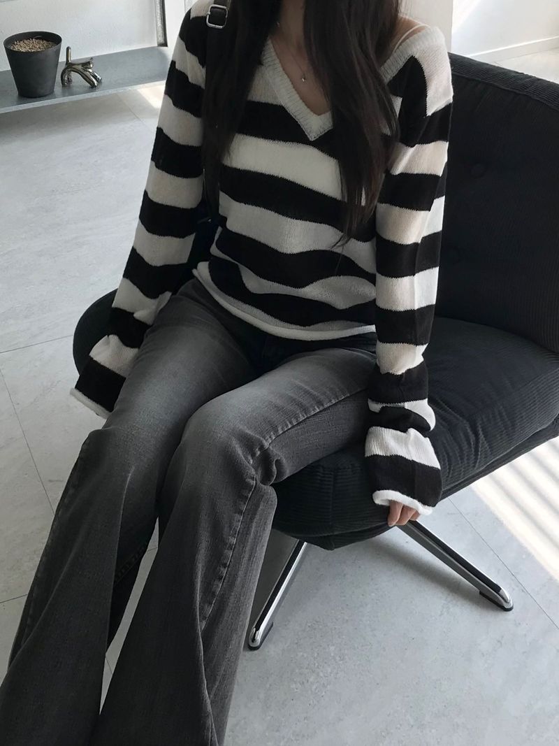 Stripe V-neck knitwear (one color)
