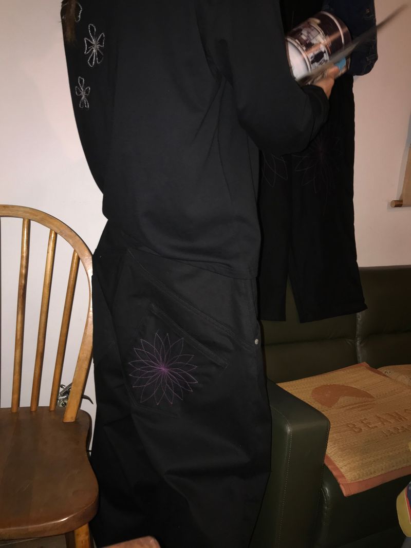 ワイルドフラワーアップリケパンツ _ ブラック＆パープル