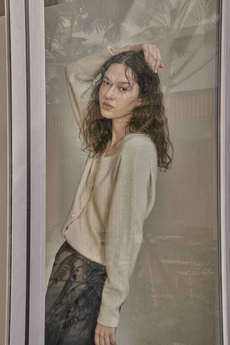 V BUTTON CARDIGAN_IVORY