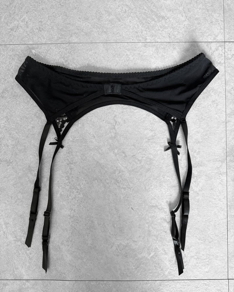 NOIR LACE GARTER BELT