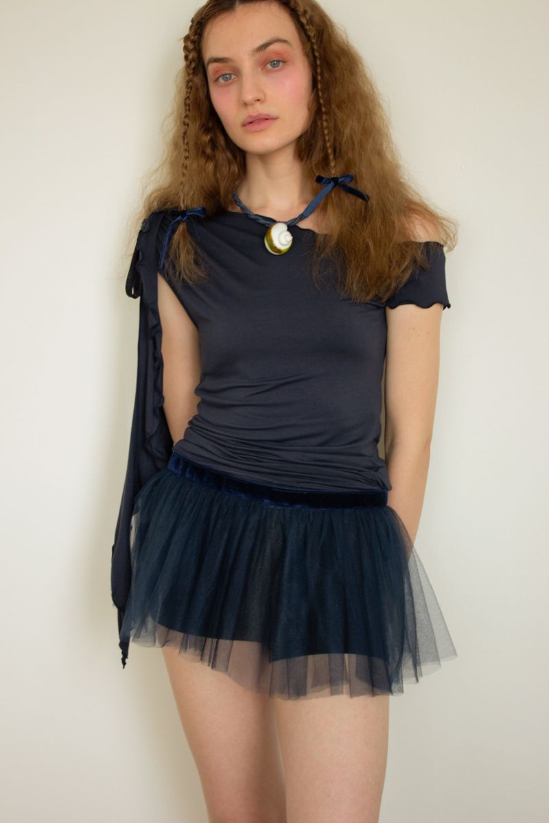 ONE SHOULDER RUFFLE TRIM TOP / NAVY