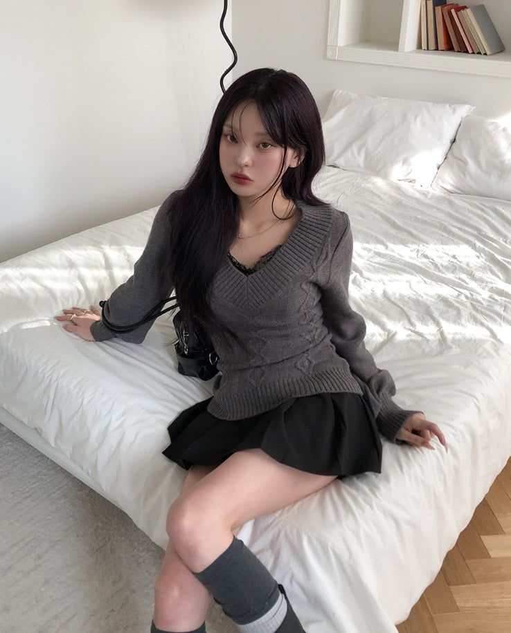 Div Long Slim Cable V-neck Knit