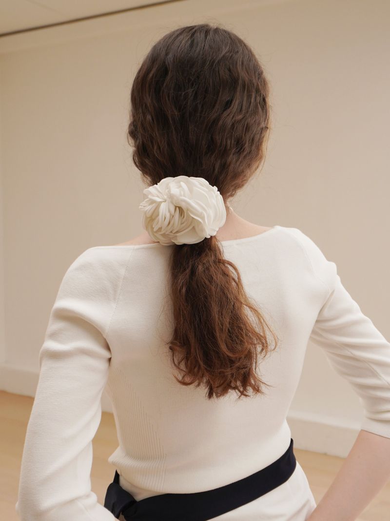 Cosymosy（コジモジ）の「Cosymosy ホワイトカメリアシュシュ（ヘアアクセサリー）」