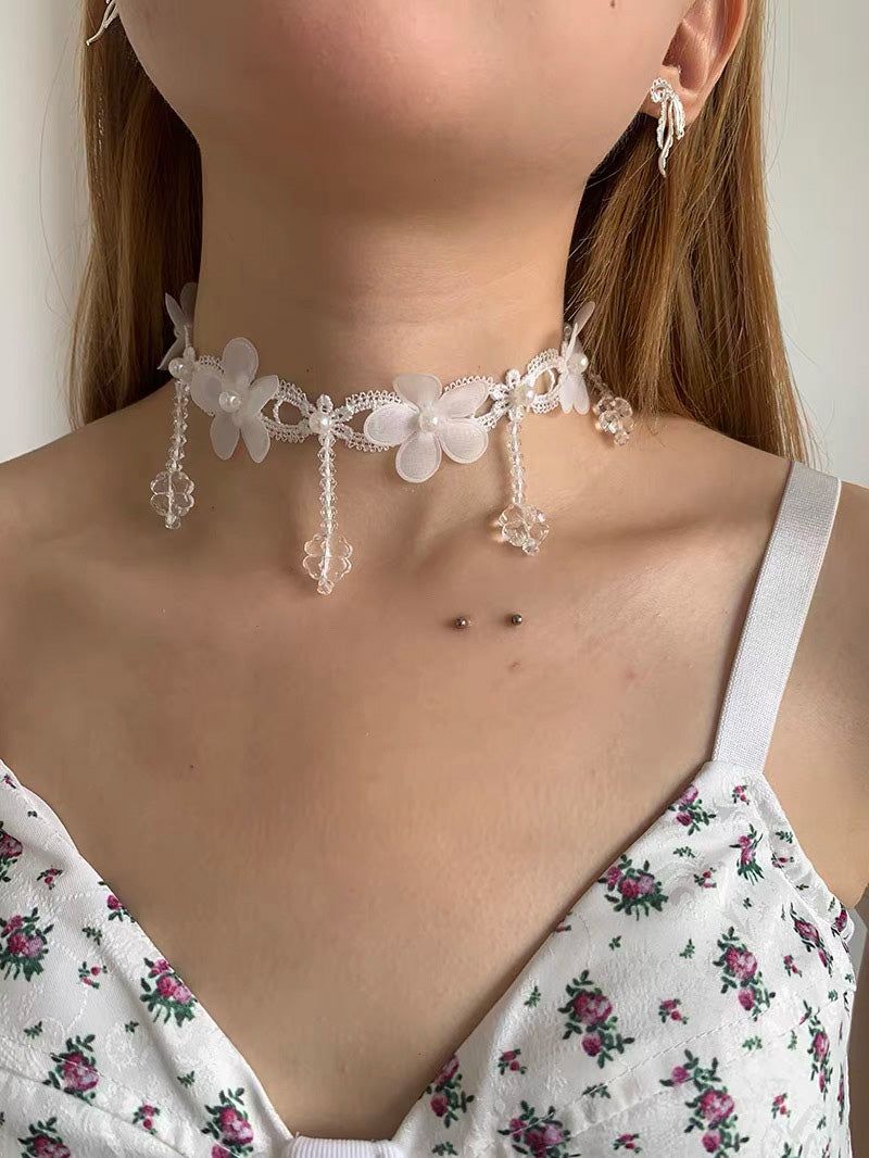 White flower fabric beads necklace