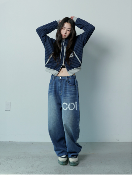 COIRIS（コイリス）の「NOKIN SIDE DIRTY LOGO DENIM BANDING PANTS UNISEX（Pants）」