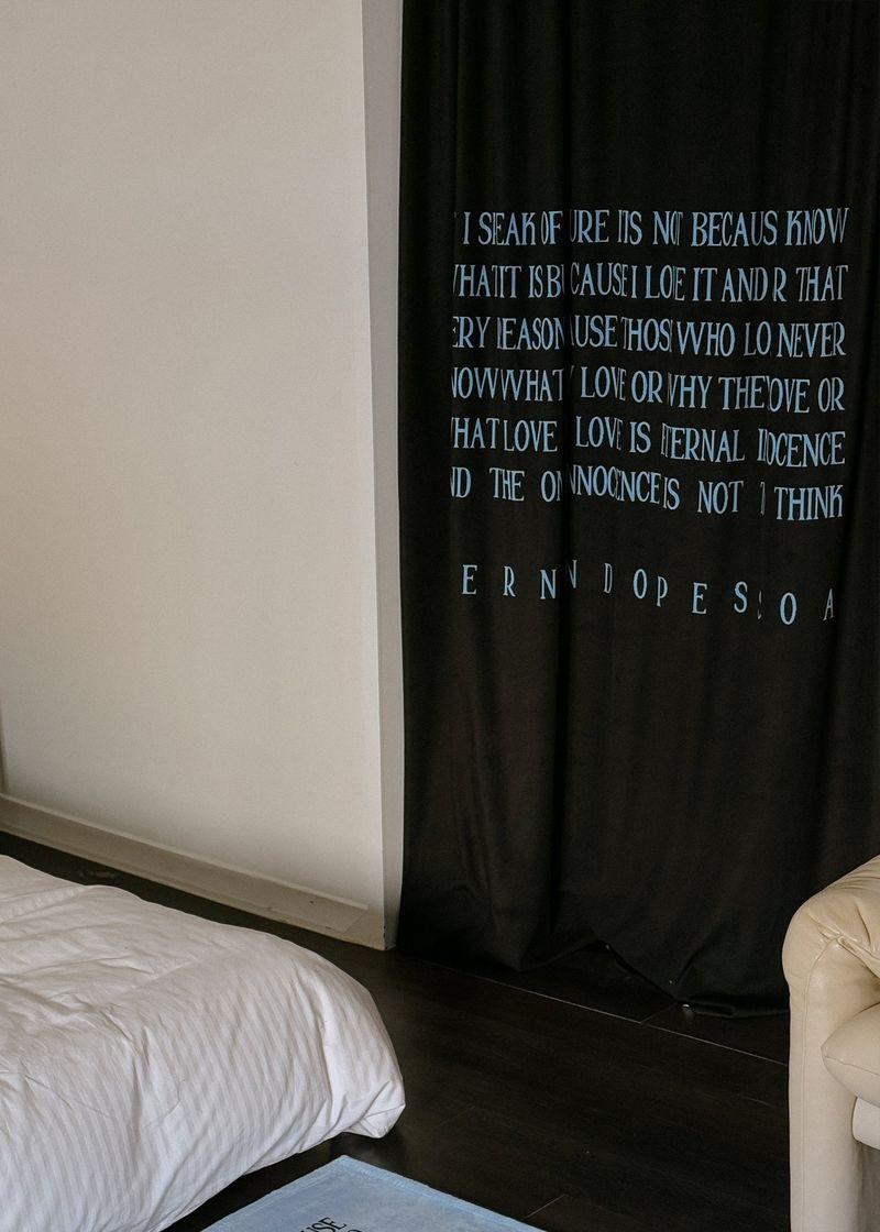 LNL pessoa black curtain