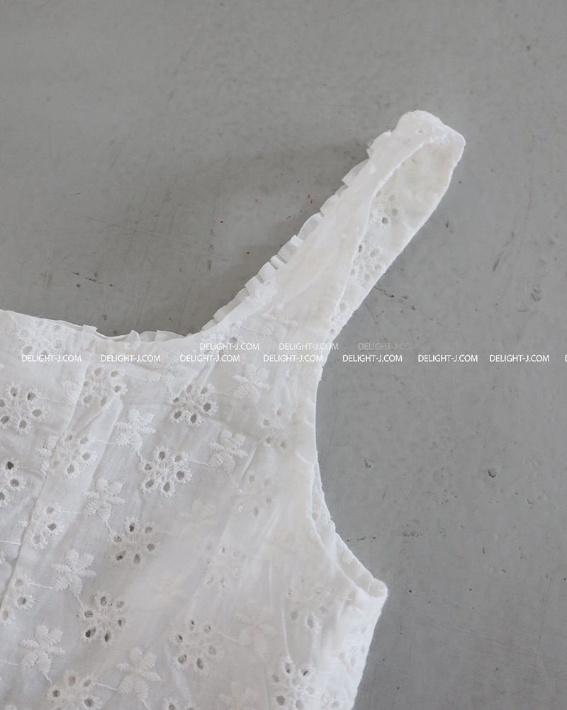 a bean button punching bustier blouse