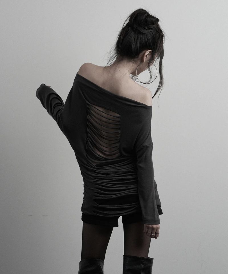 URBAN UNIQUE（アーバンユニーク）の「[label] バック ダメージ オフショルダー トップ (charcoal)（トップス）」