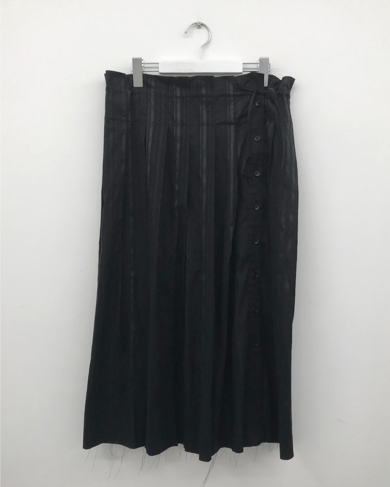 Aki Button Pleated Skirt (1color)