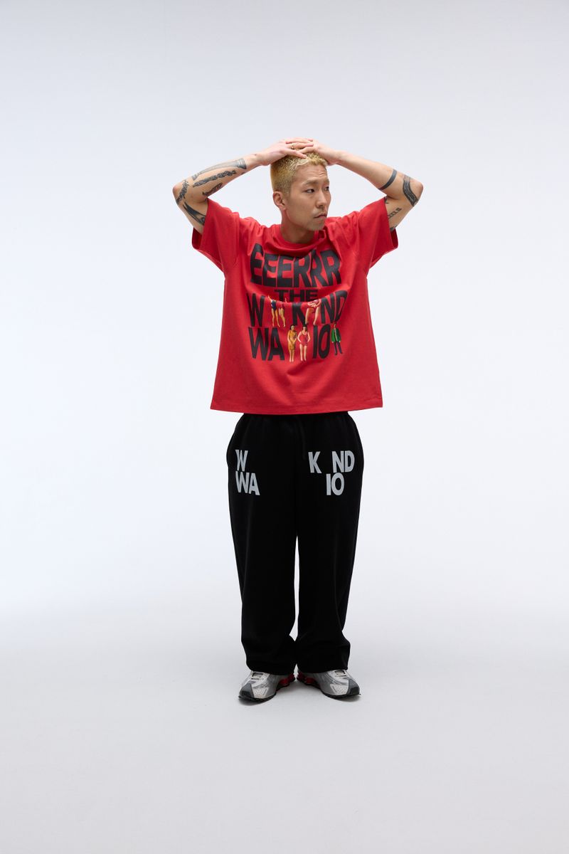 ER(EEERRR)（イーアール）の「ウィークエンドウォリアーピーポーアートワークTシャツ (レッド)（トップス）」