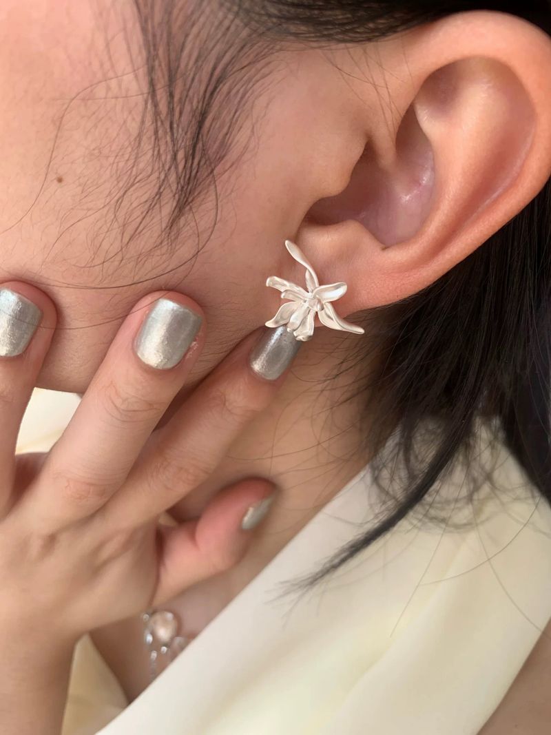 House of haus（ハウス オブ ハウス）の「マット フラワー ピアス（アクセサリー）」