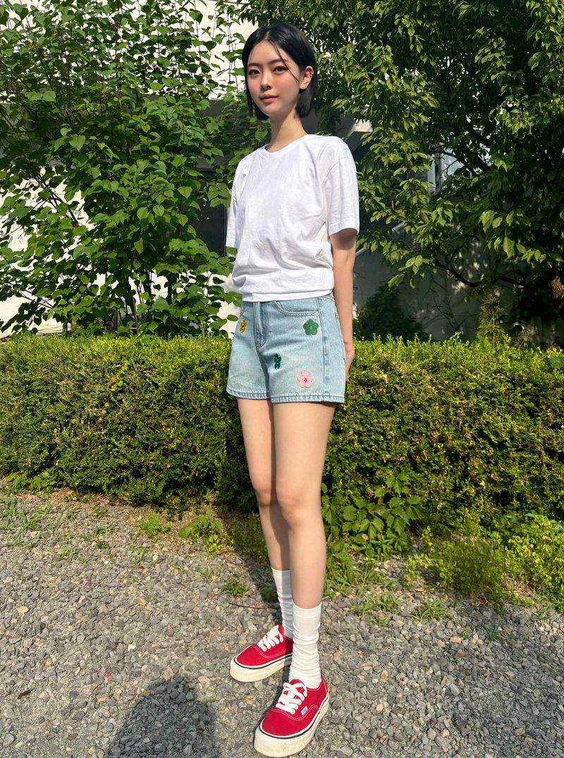 FLOWER EMBROIDERY LIGHT BLUE DENIM SHORTS code 18201