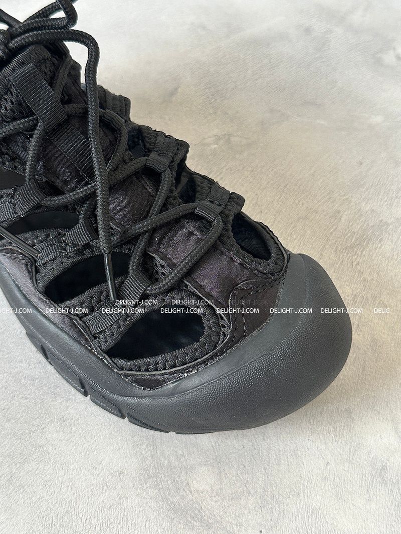 Go-core Slit Sandals Sneakers