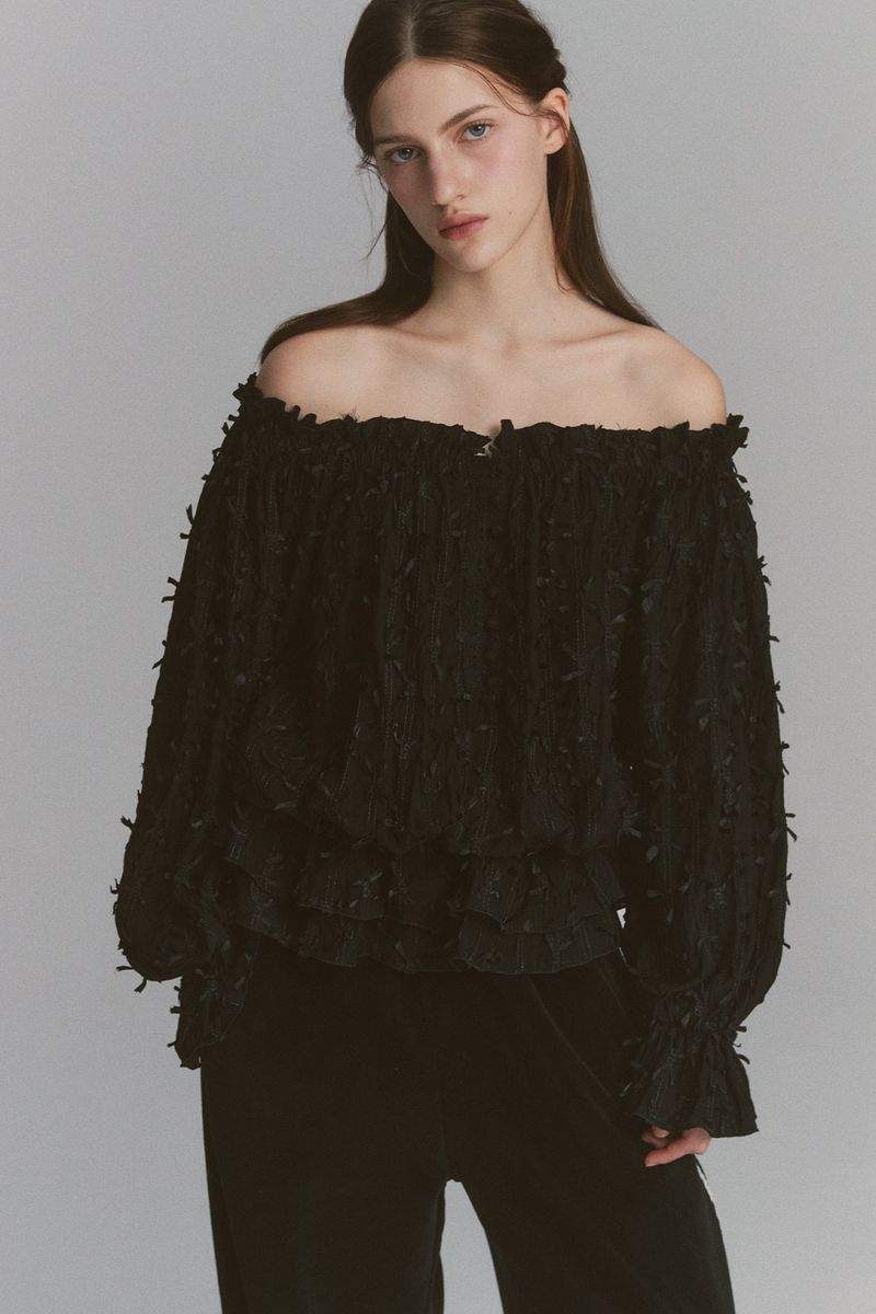 MOILLY(モイリー)の「Feather Off Shoulder Blouse Black(Tops)」