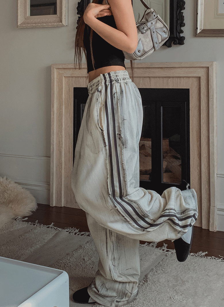ULAN（ユレン）の「ダーティーペイントラインワイドパンツ（Pants）」