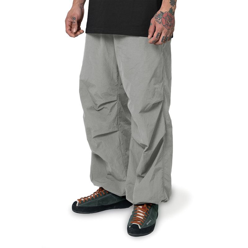WHILE（ワイル）の「LONG BALLOON CLIMBING PANTS - STONE GREY（Pants）」