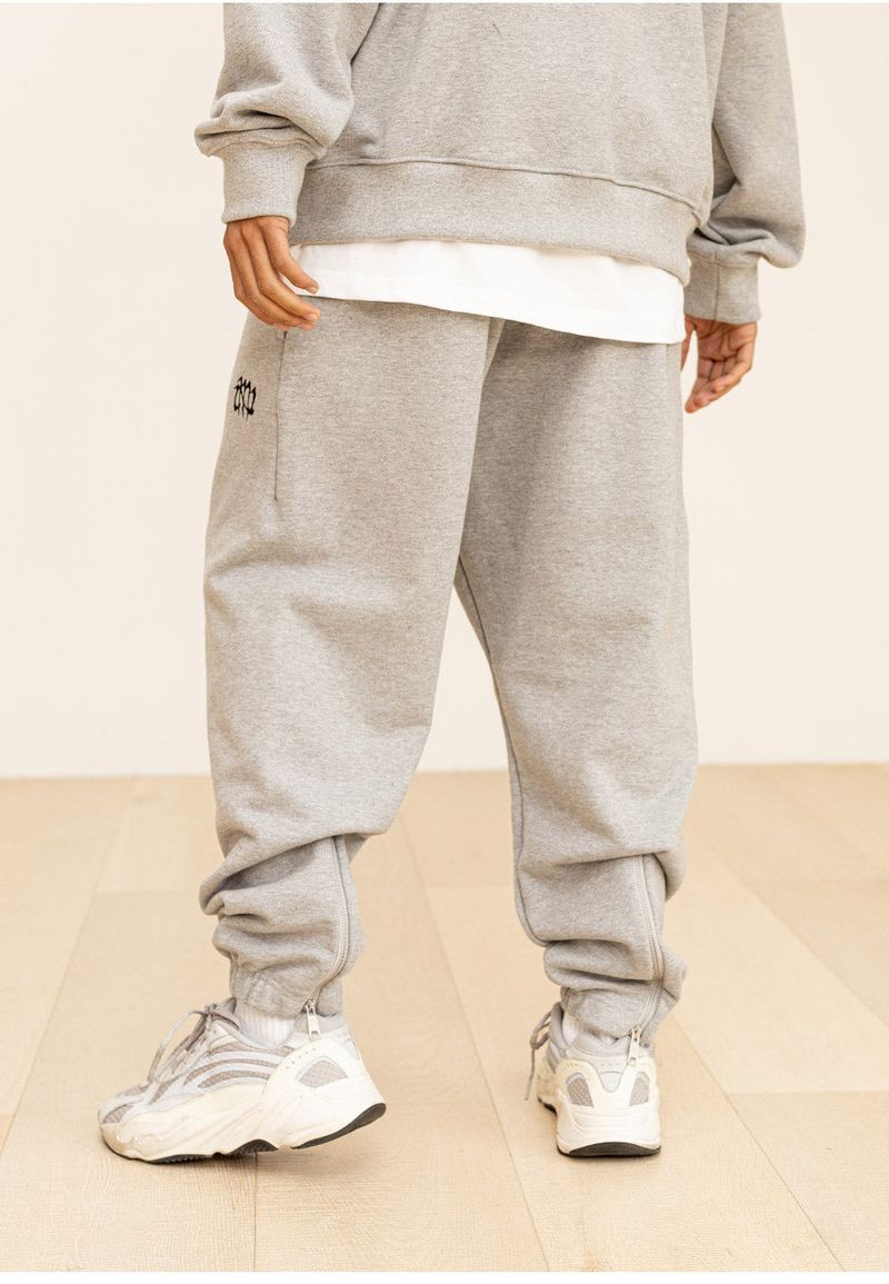 GRATING EMBLEM BACK SLIT ZIP PANTS