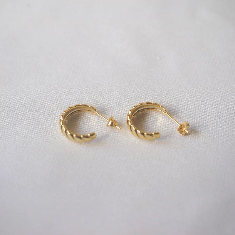 éclater（エクラテ）の「Bella Twisted Hoop Earrings（Accessories）」