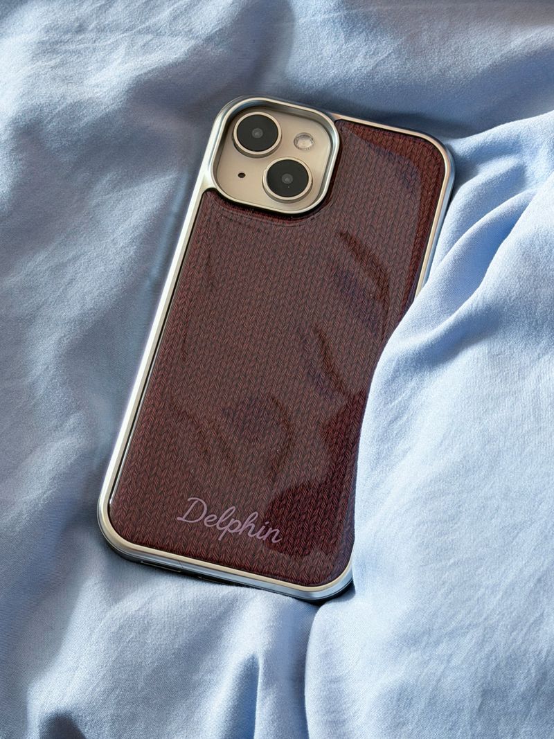 DELPHIN(デルフィン)の「エンブロイダリーニットエポキシケース_ブラウン(スマホグッズ/小物)」
