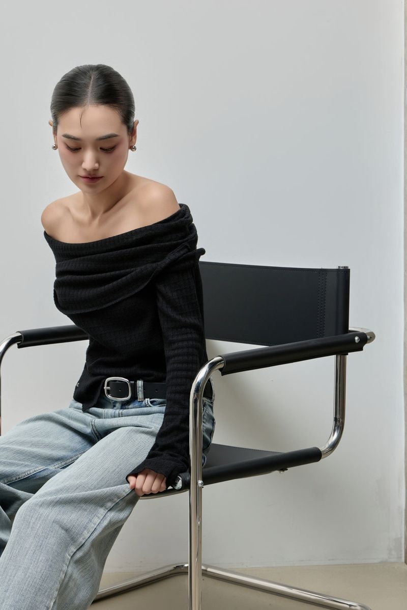 Cowl-neck Open Shoulder Tee_Black